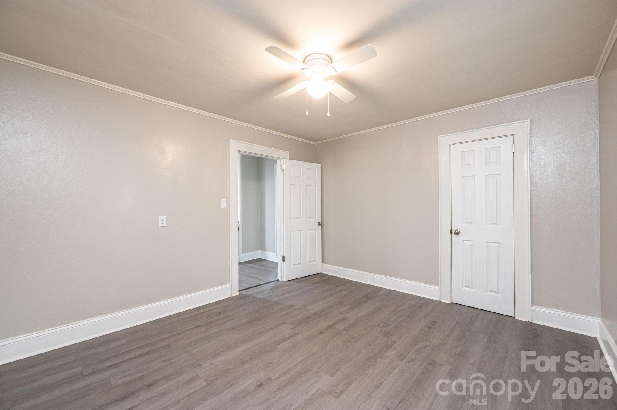 423 N Davis Avenue — Newton