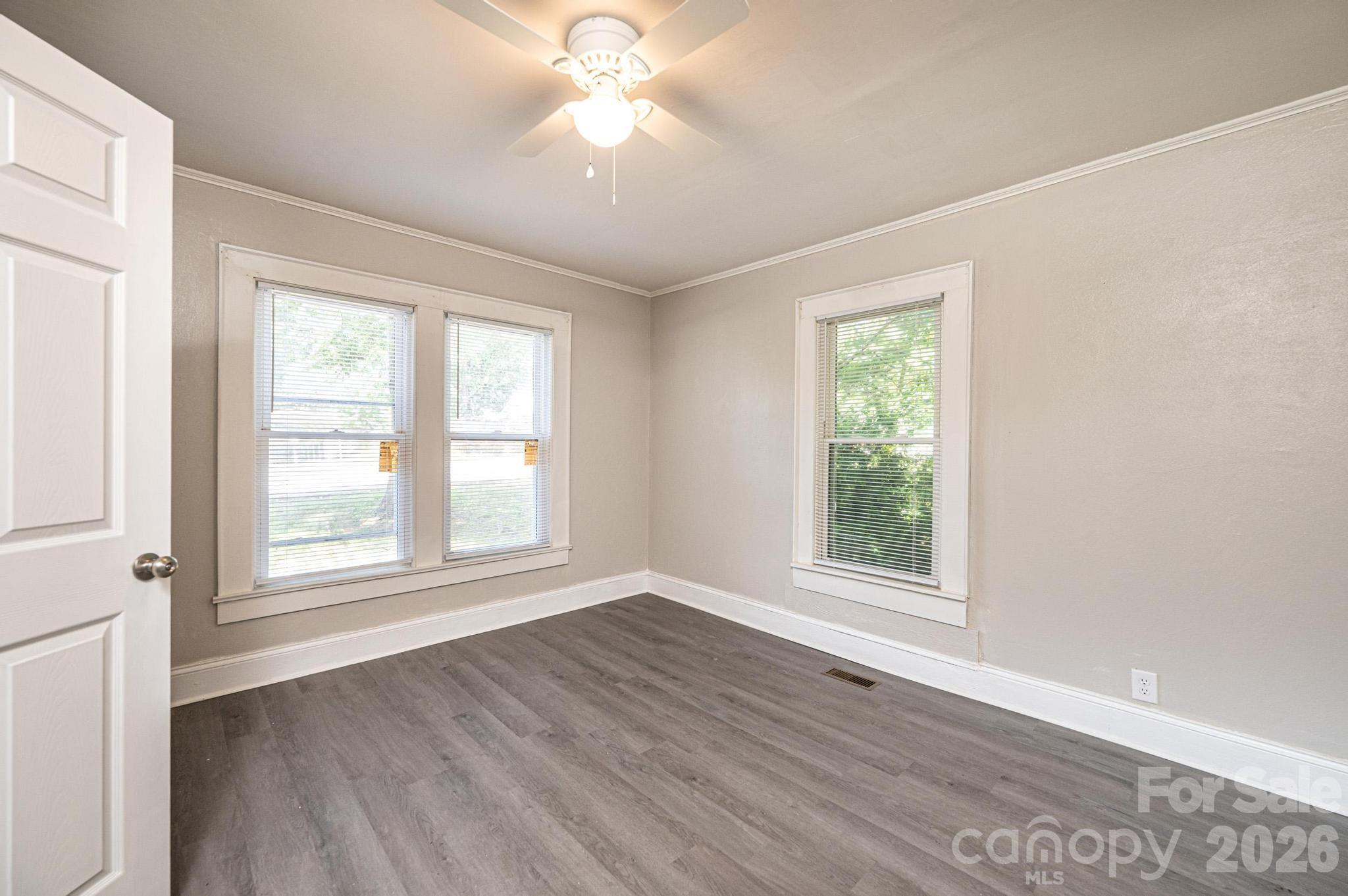 423 N Davis Avenue — Newton