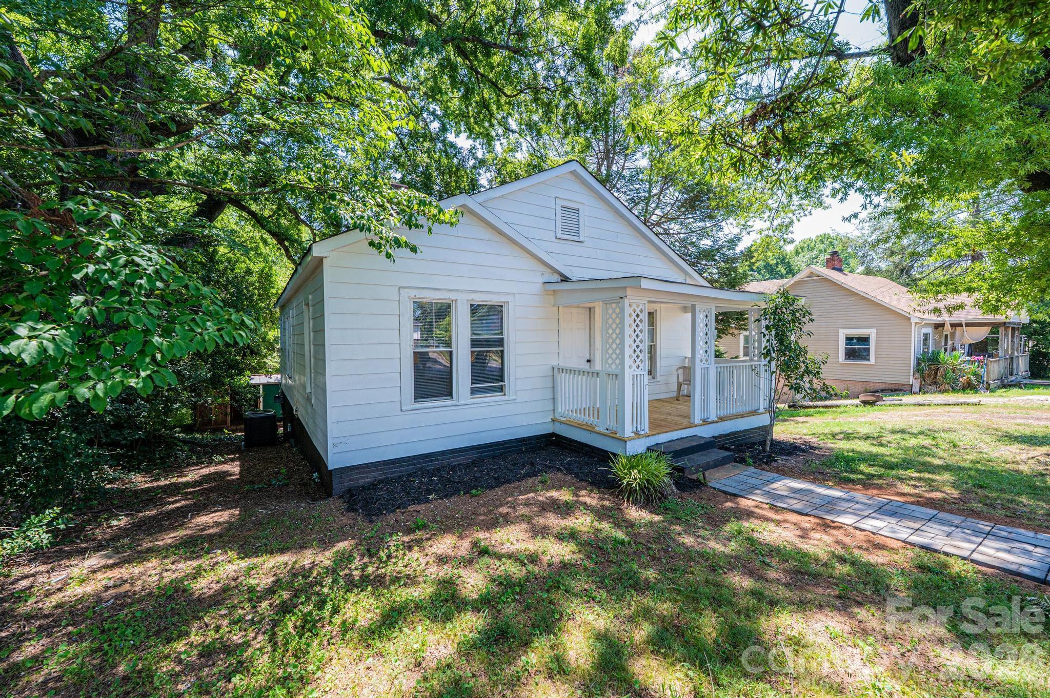 423 N Davis Avenue — Newton