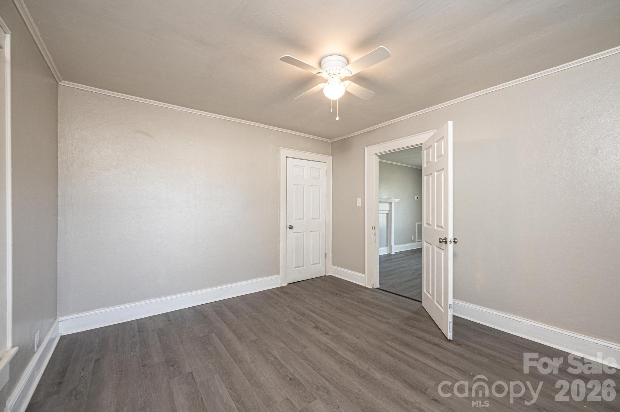 423 N Davis Avenue — Newton