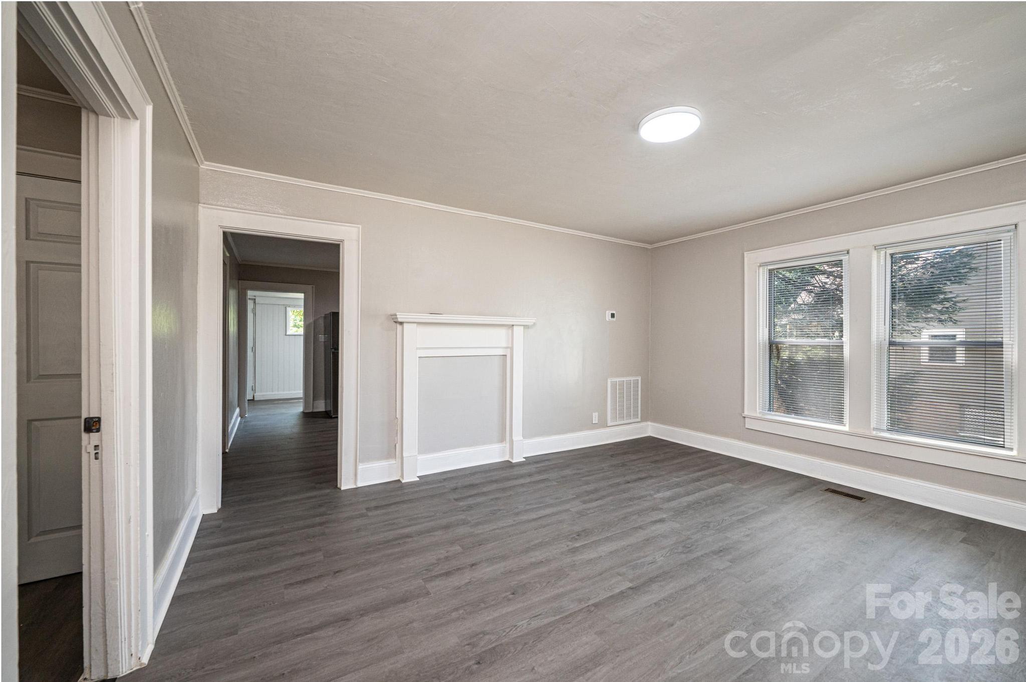 423 N Davis Avenue — Newton