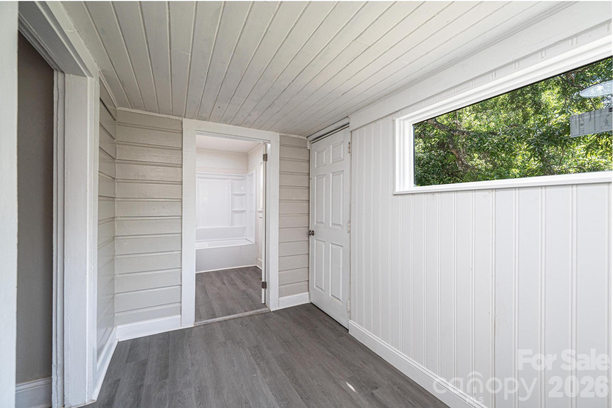 423 N Davis Avenue — Newton
