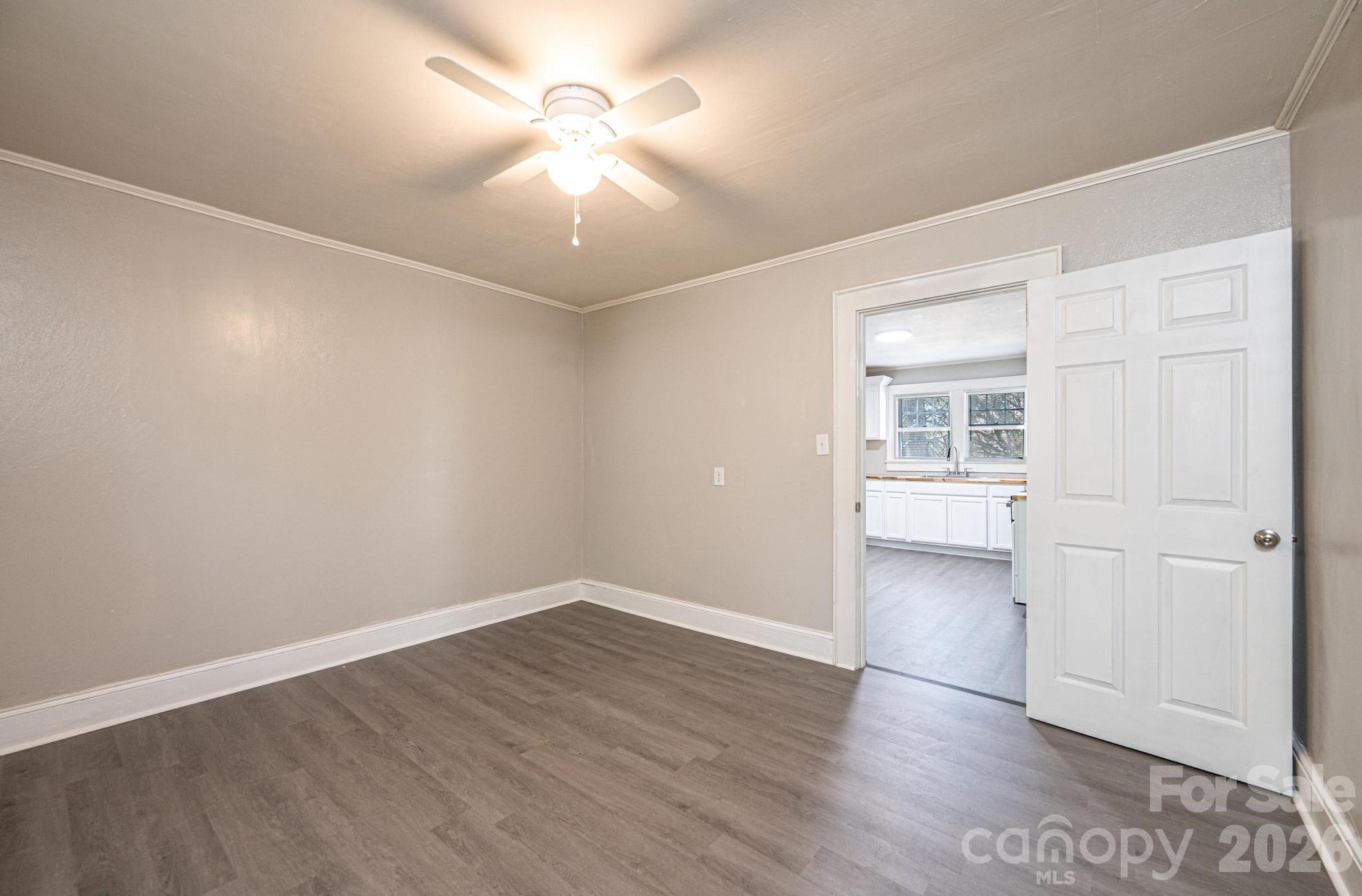 423 N Davis Avenue — Newton