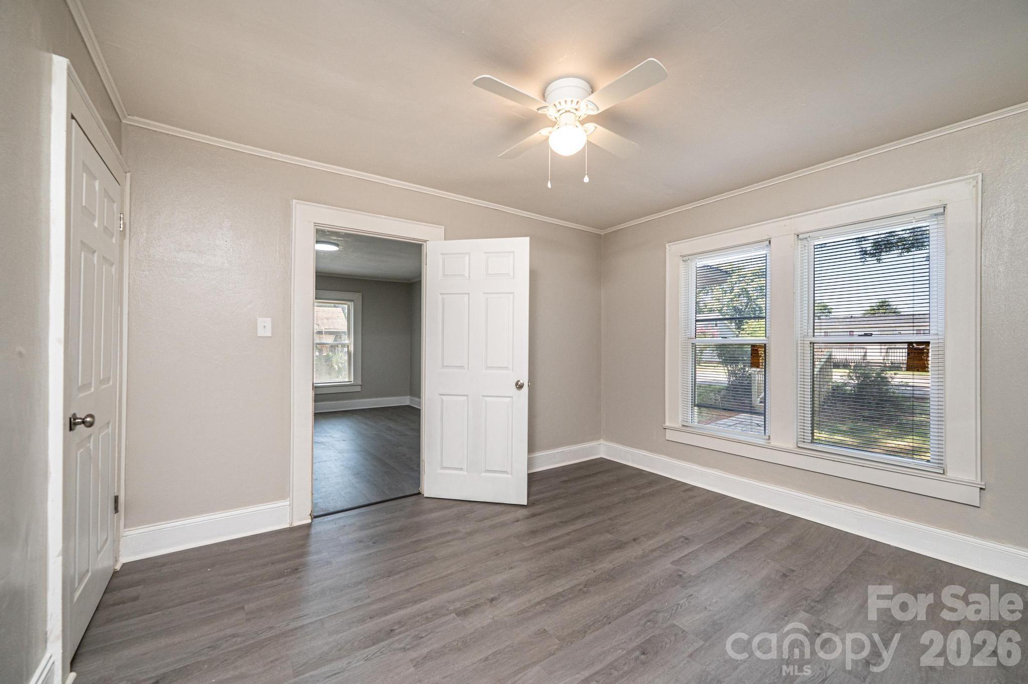 423 N Davis Avenue — Newton