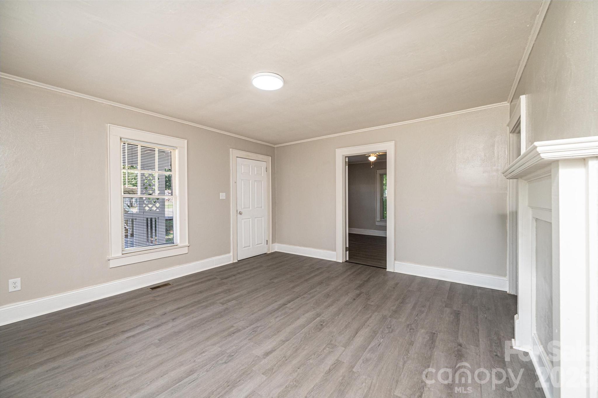 423 N Davis Avenue — Newton