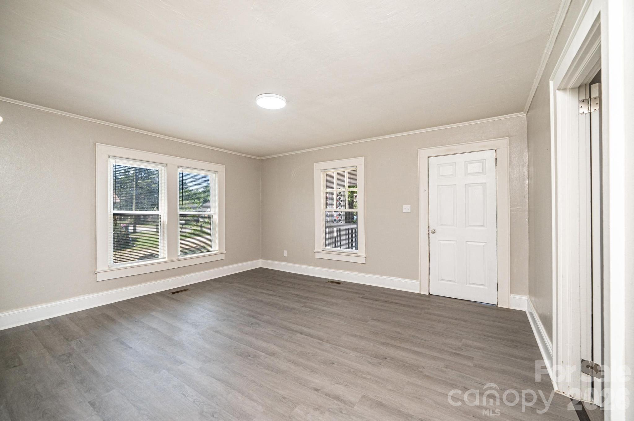 423 N Davis Avenue — Newton