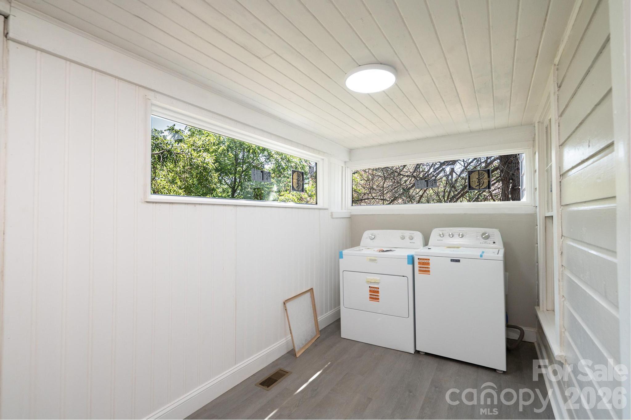 423 N Davis Avenue — Newton