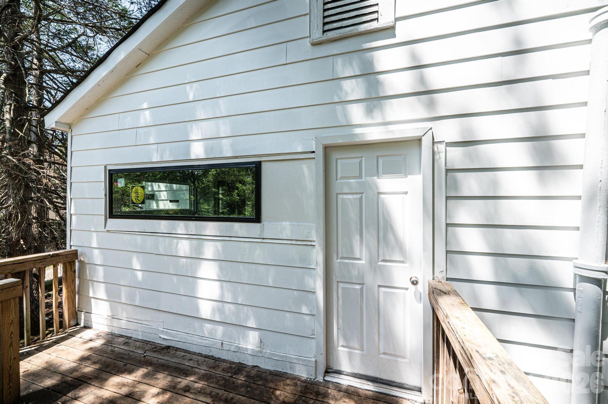 423 N Davis Avenue — Newton