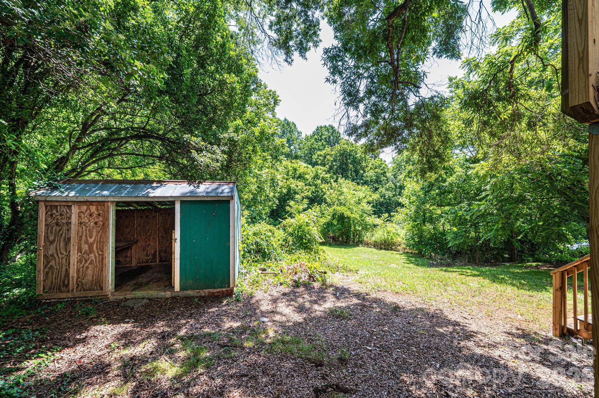 423 N Davis Avenue — Newton