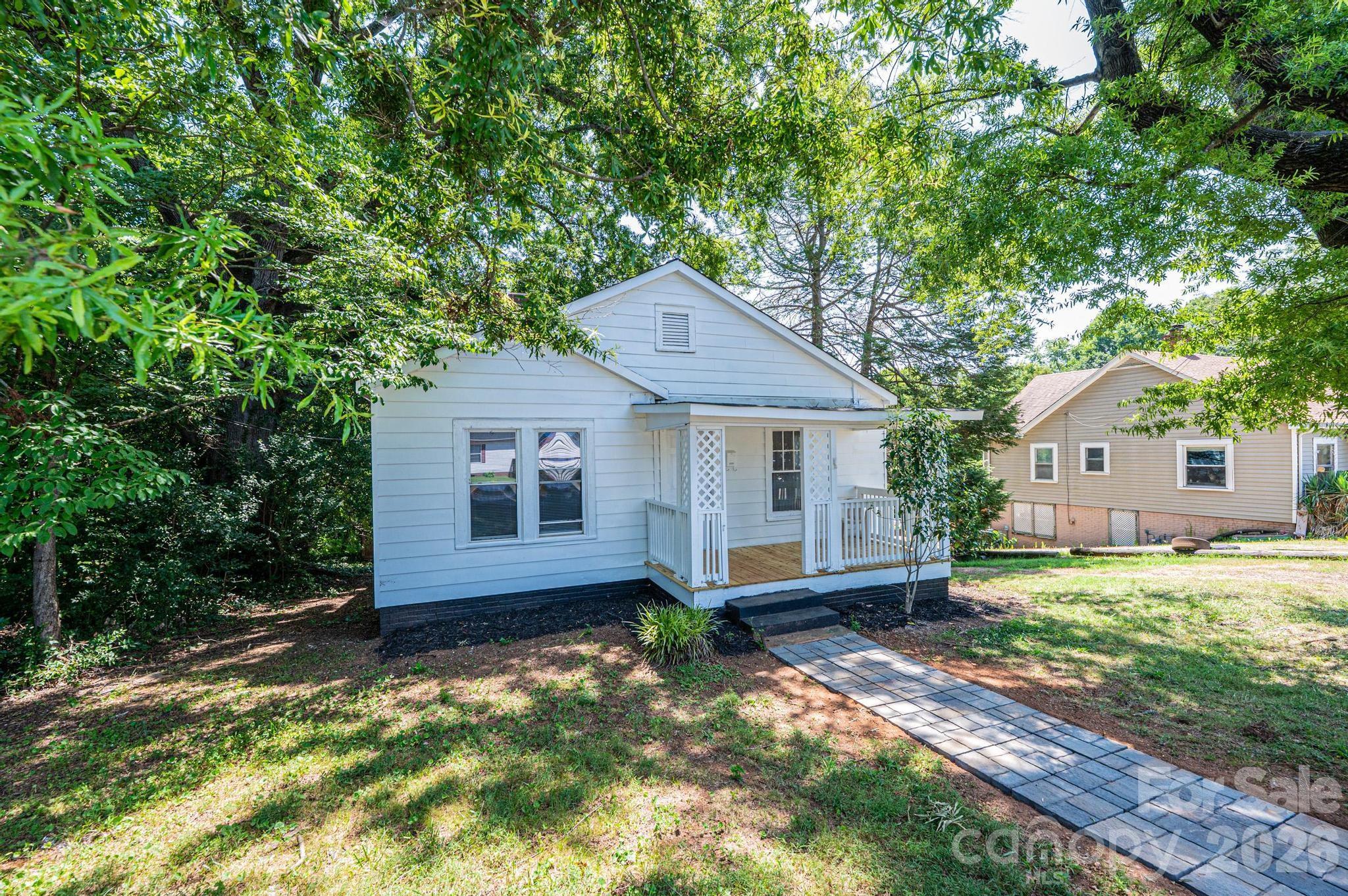 423 N Davis Avenue — Newton
