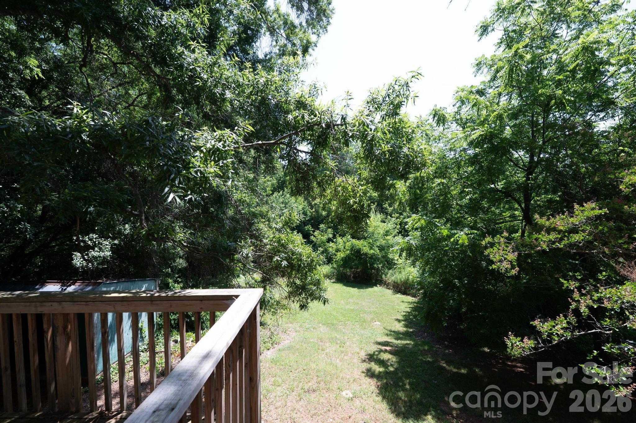 423 N Davis Avenue — Newton
