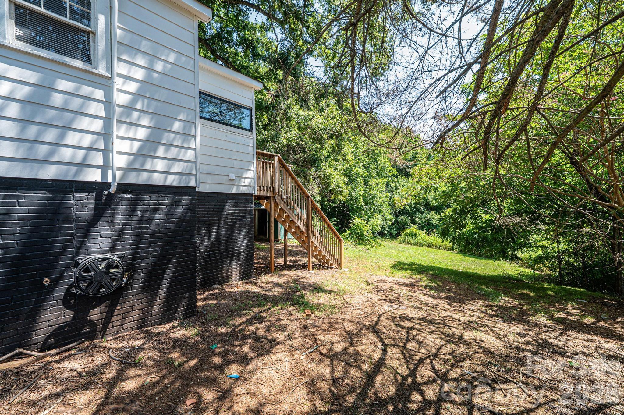 423 N Davis Avenue — Newton