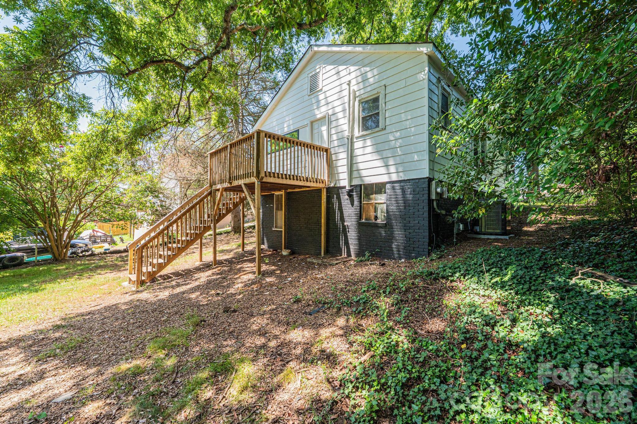 423 N Davis Avenue — Newton
