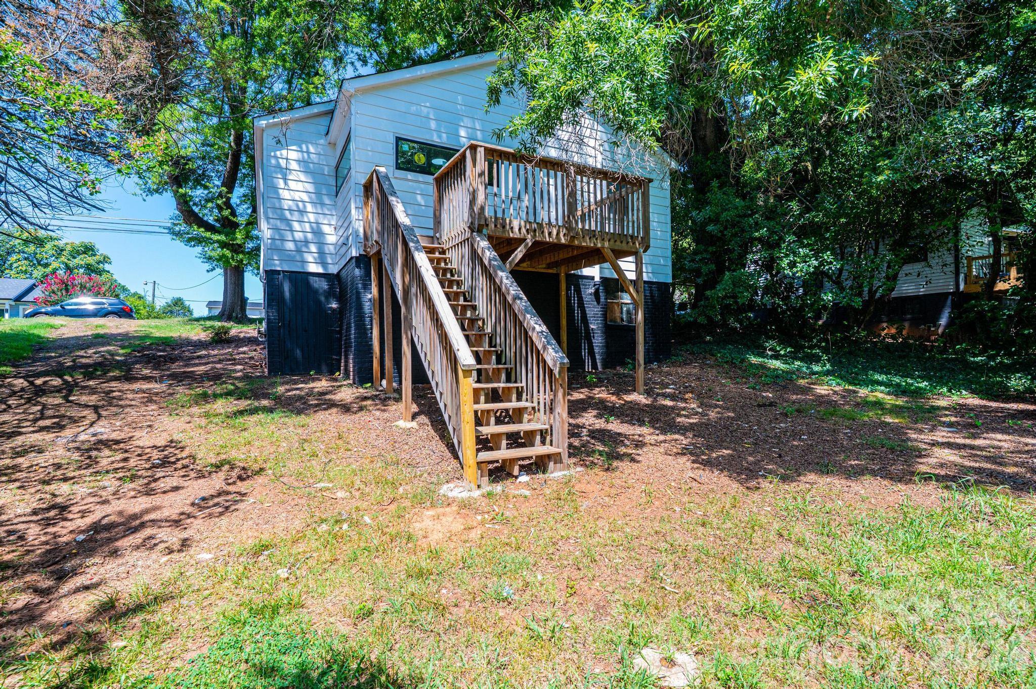 423 N Davis Avenue — Newton
