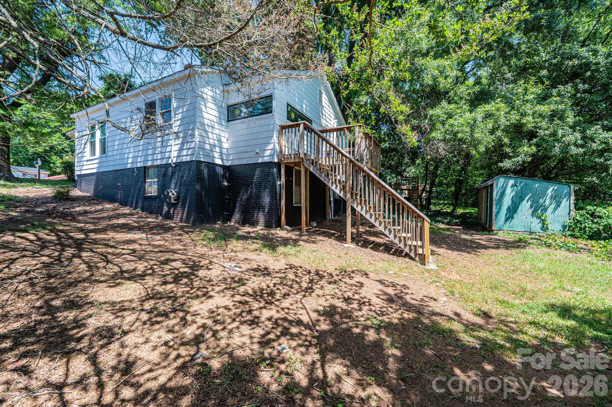 423 N Davis Avenue — Newton