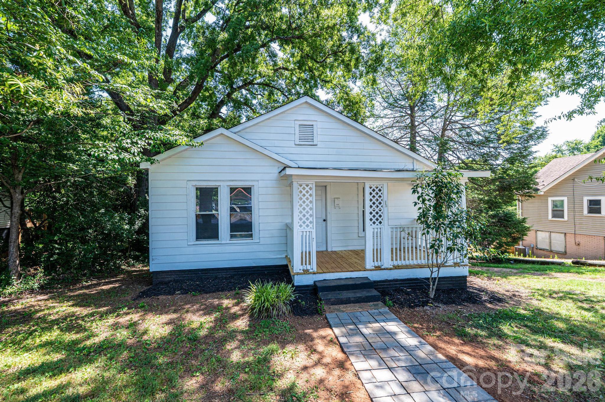 423 N Davis Avenue — Newton