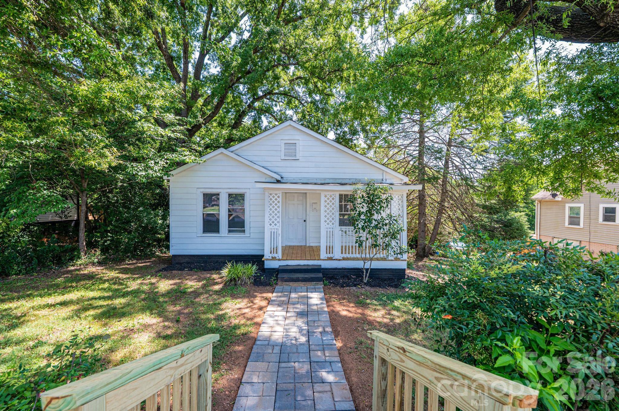423 N Davis Avenue — Newton