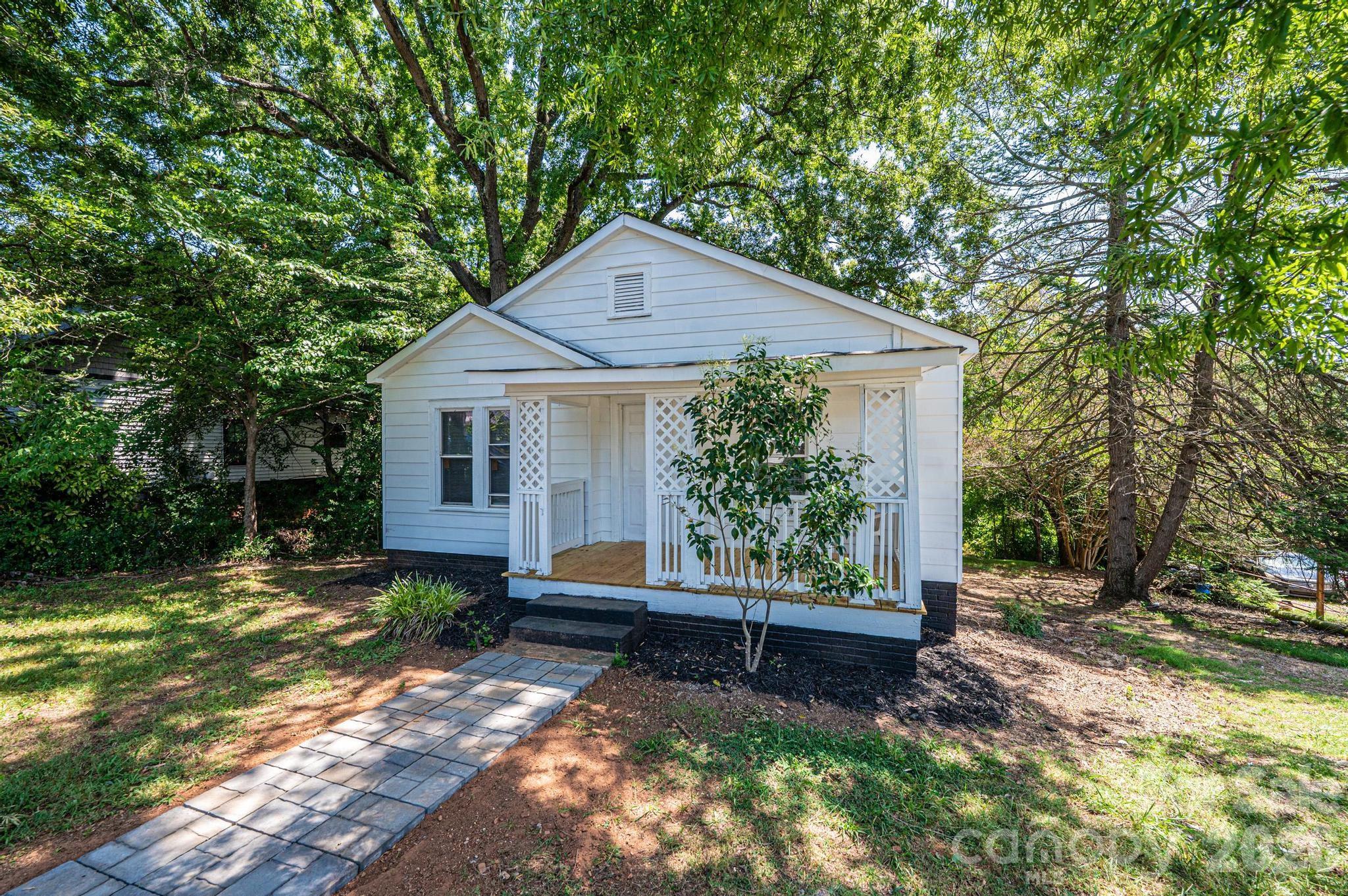 423 N Davis Avenue — Newton