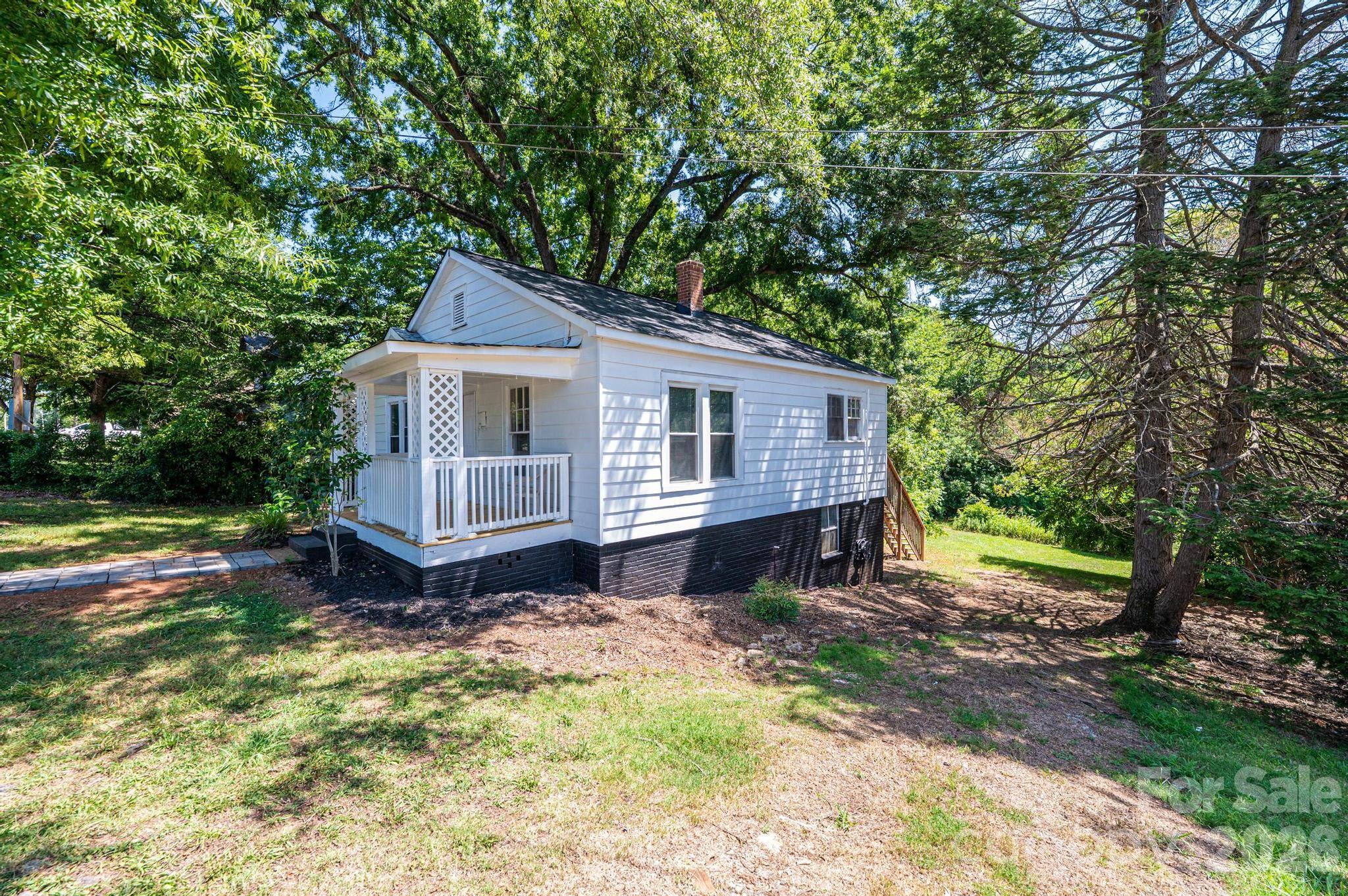 423 N Davis Avenue — Newton