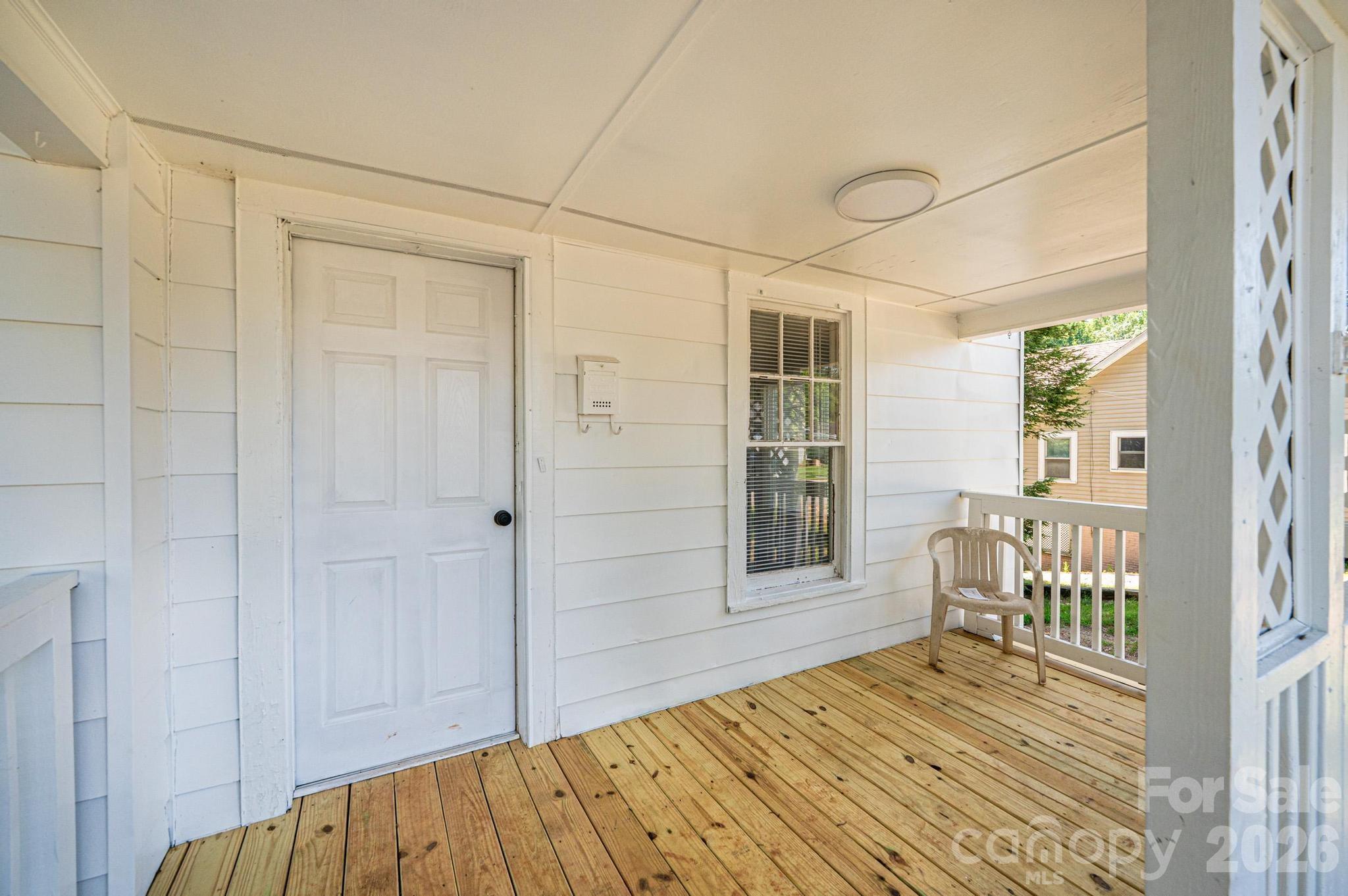 423 N Davis Avenue — Newton