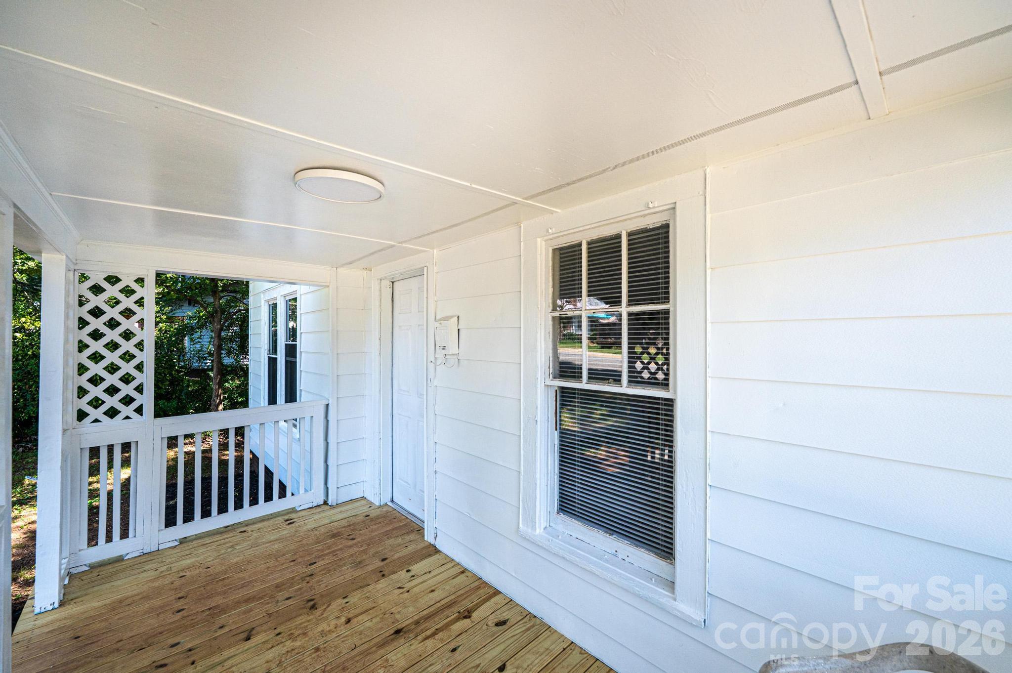 423 N Davis Avenue — Newton