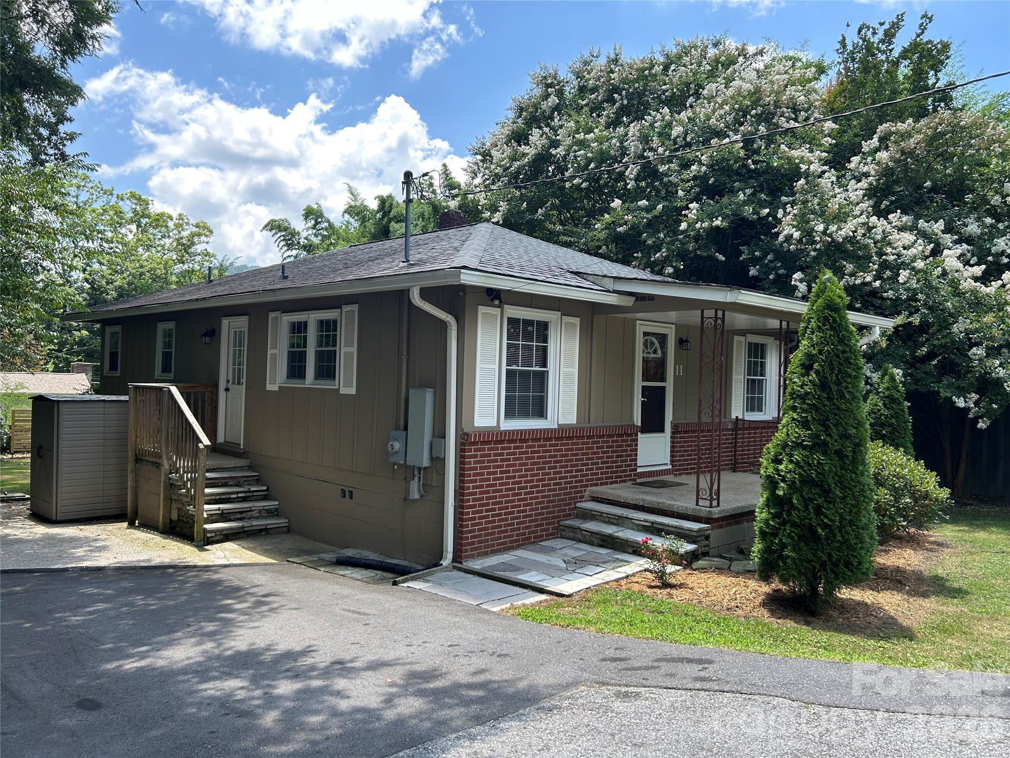 11 Mountain Road — Hendersonville