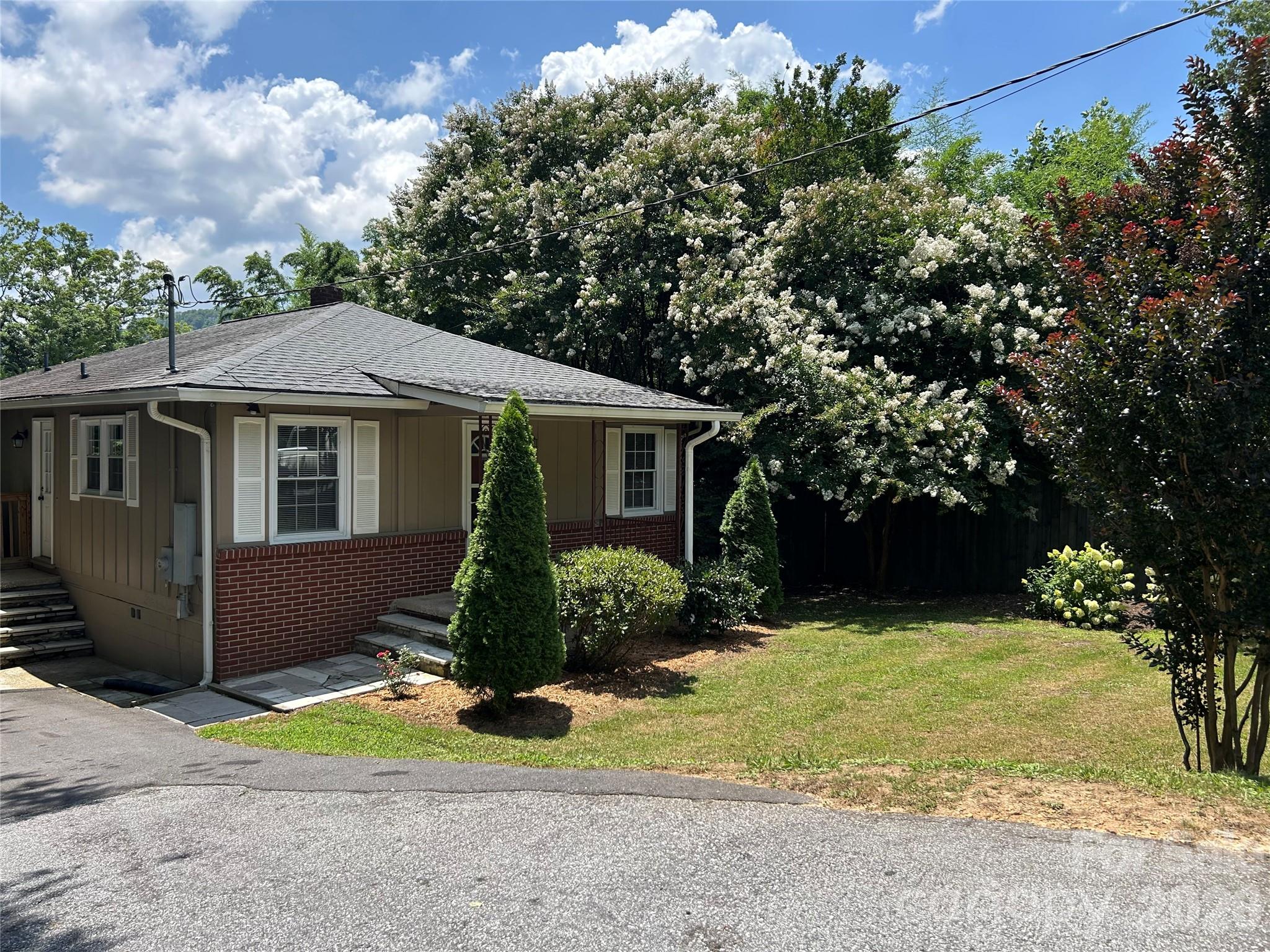 11 Mountain Road — Hendersonville