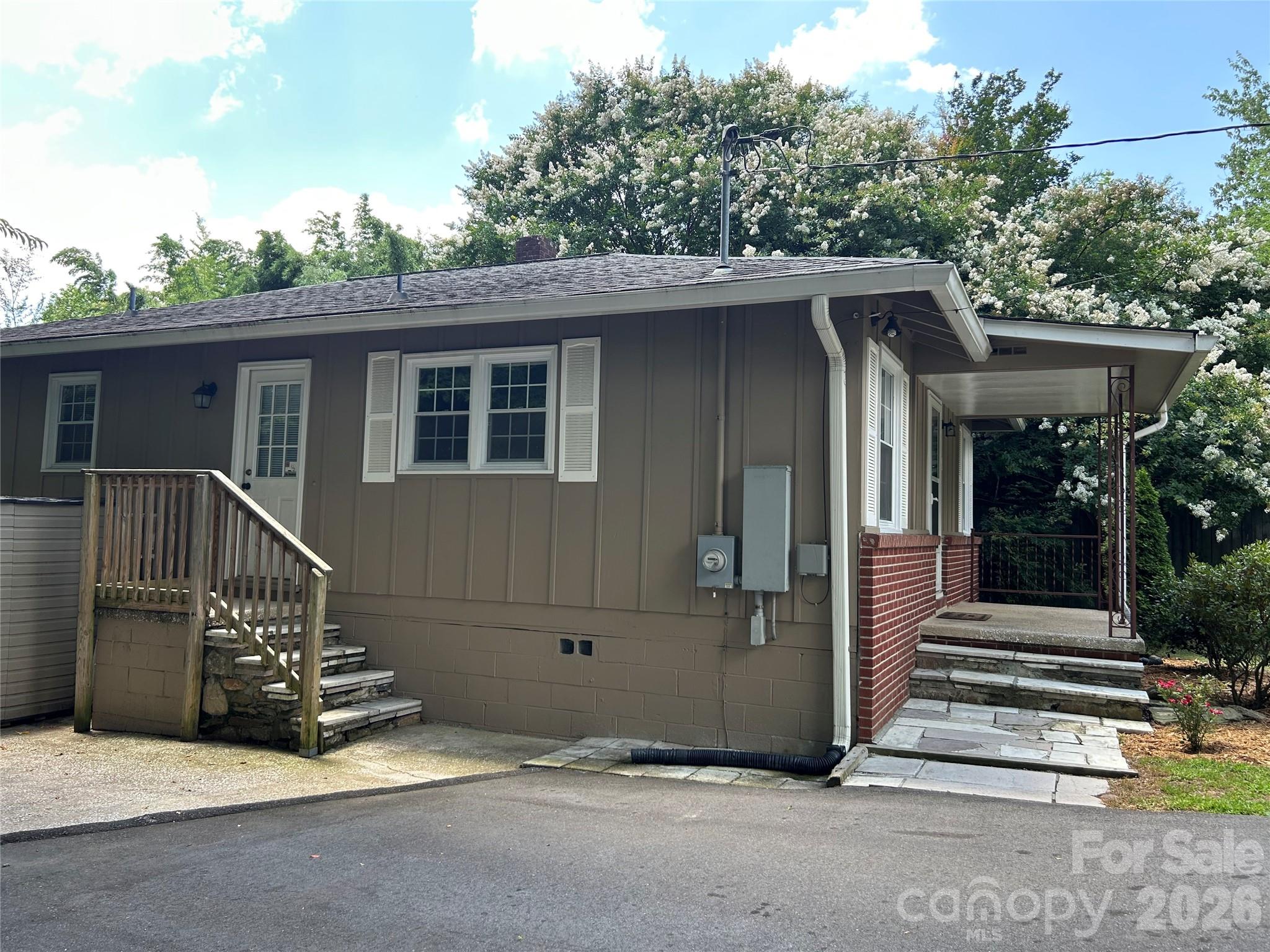 11 Mountain Road — Hendersonville