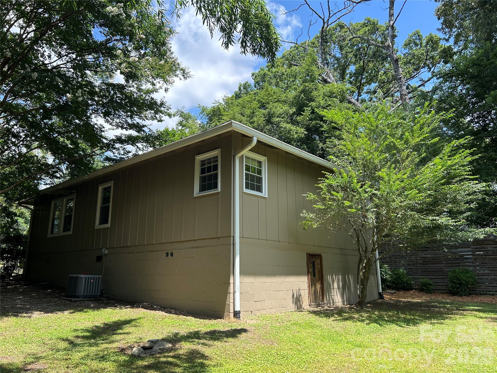 11 Mountain Road — Hendersonville