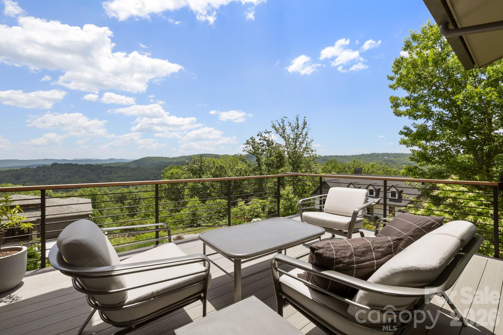 232 Curtain Bluff — Hendersonville