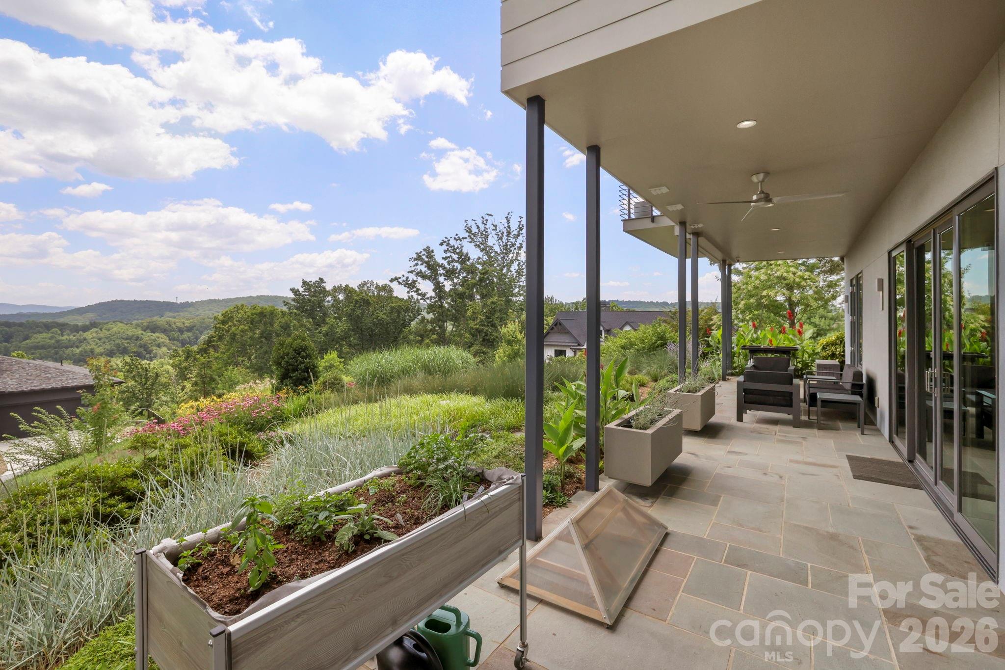 232 Curtain Bluff — Hendersonville