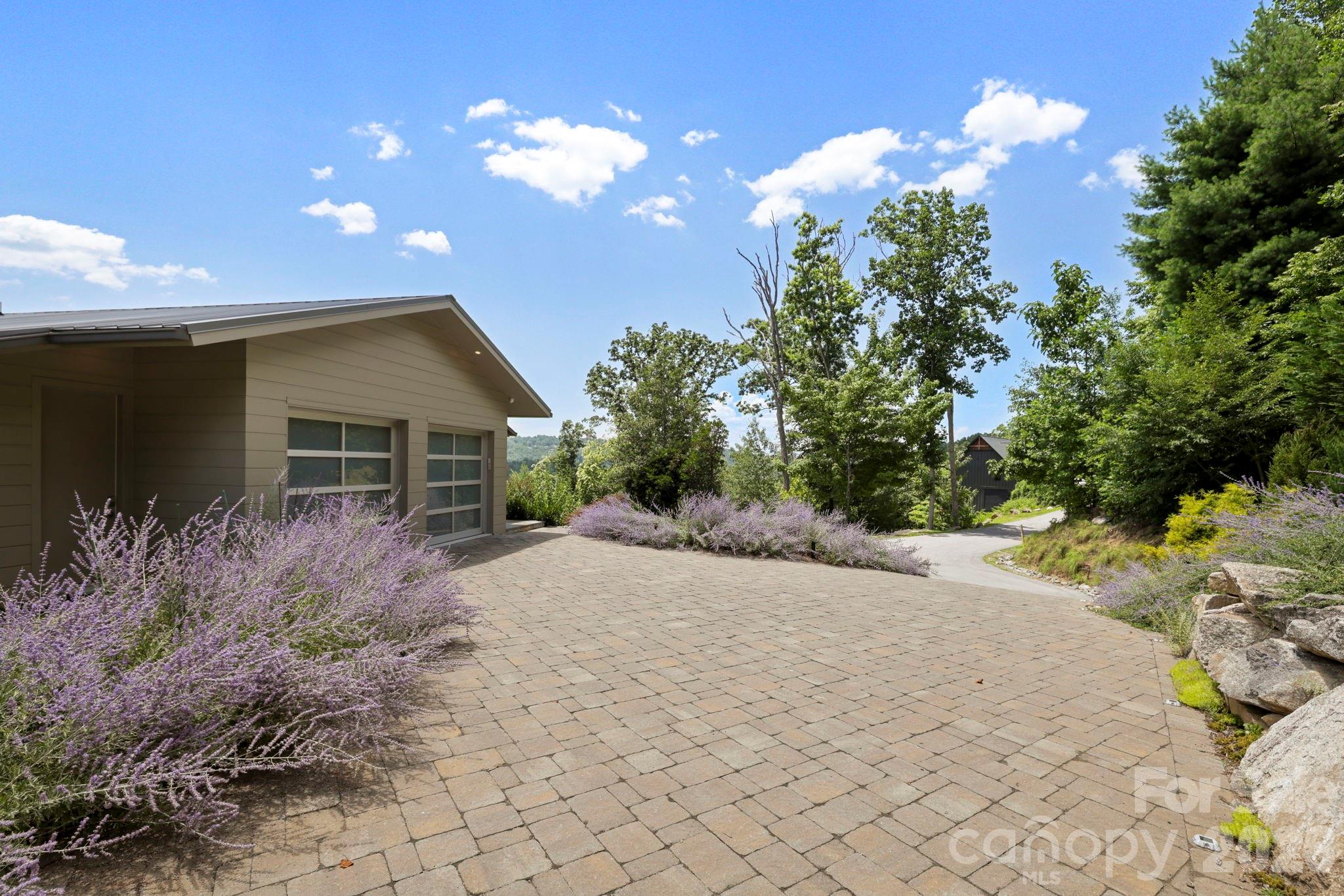 232 Curtain Bluff — Hendersonville