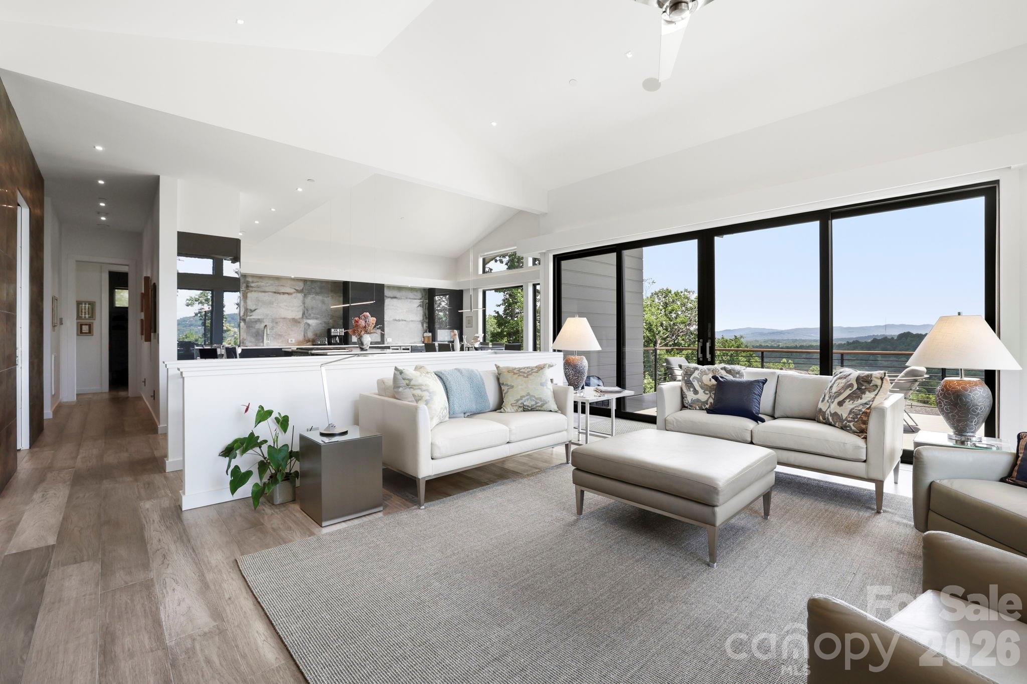 232 Curtain Bluff — Hendersonville