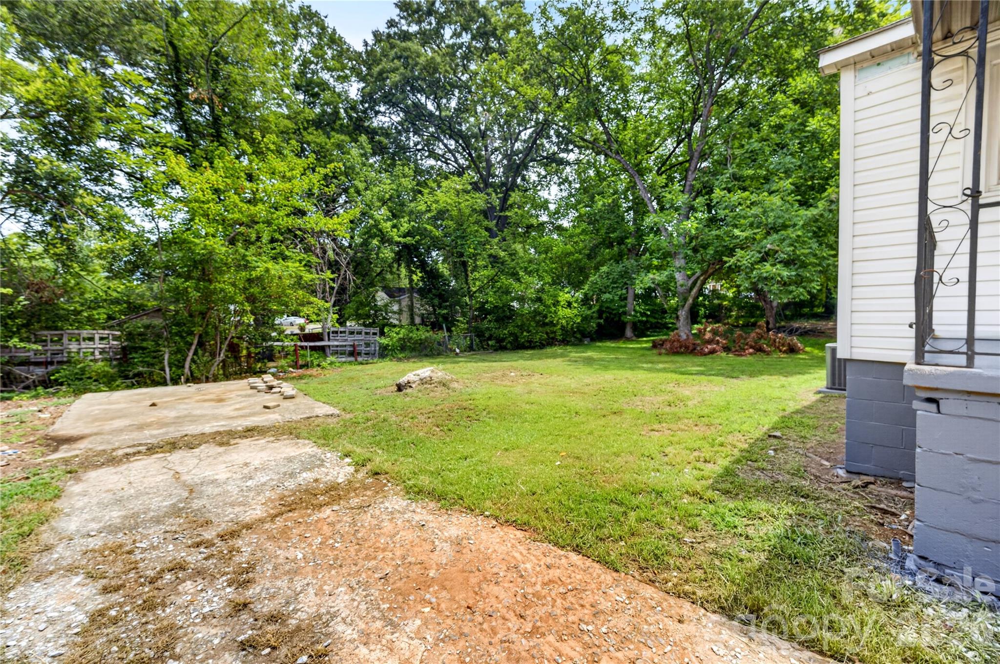 216 W Shannonhouse Street — Shelby