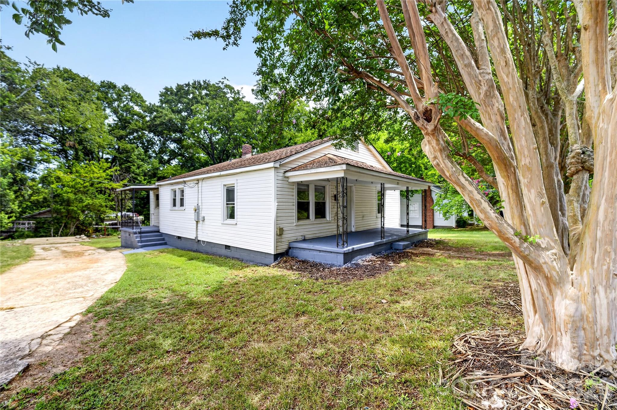 216 W Shannonhouse Street — Shelby