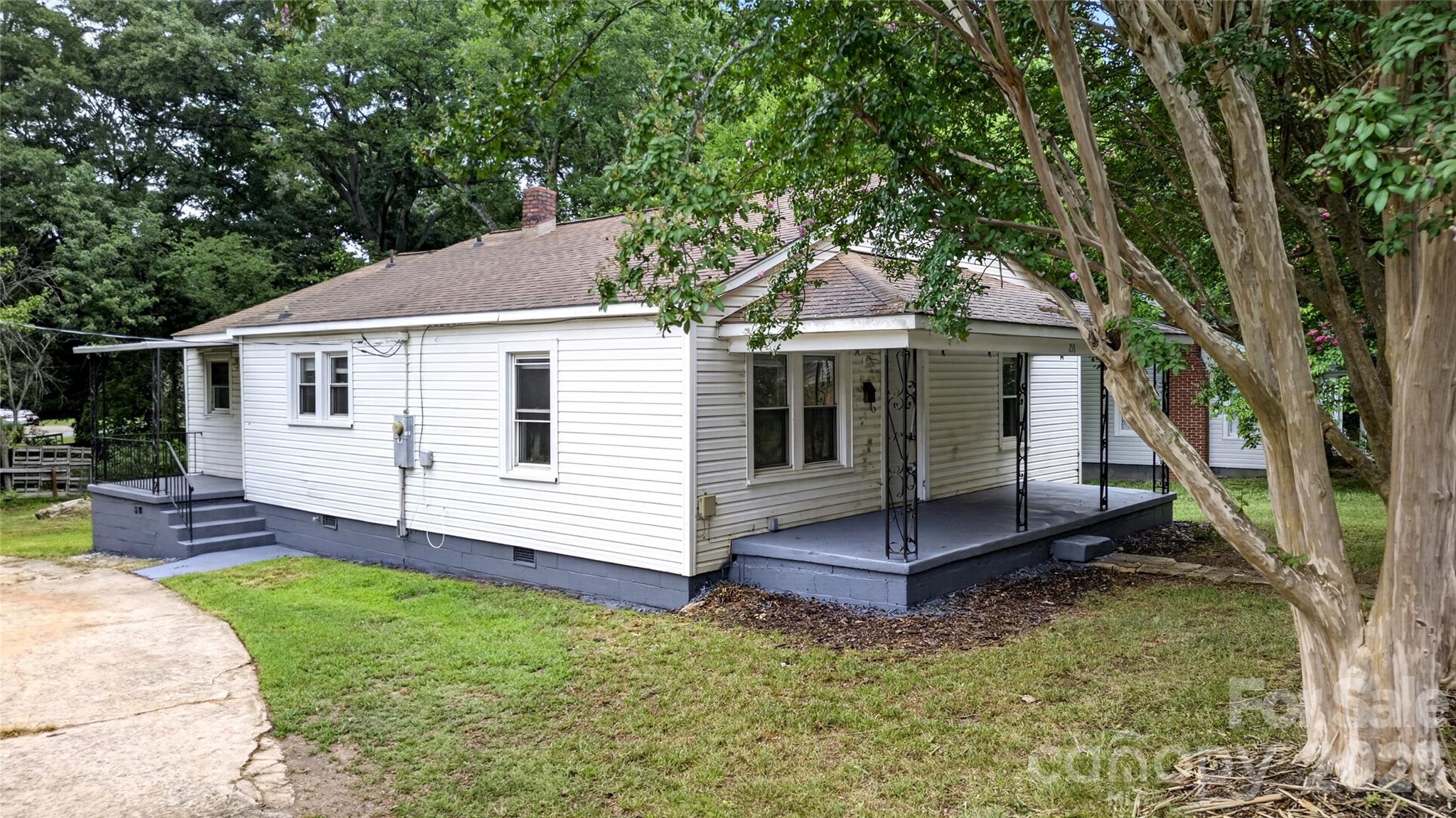 216 W Shannonhouse Street — Shelby