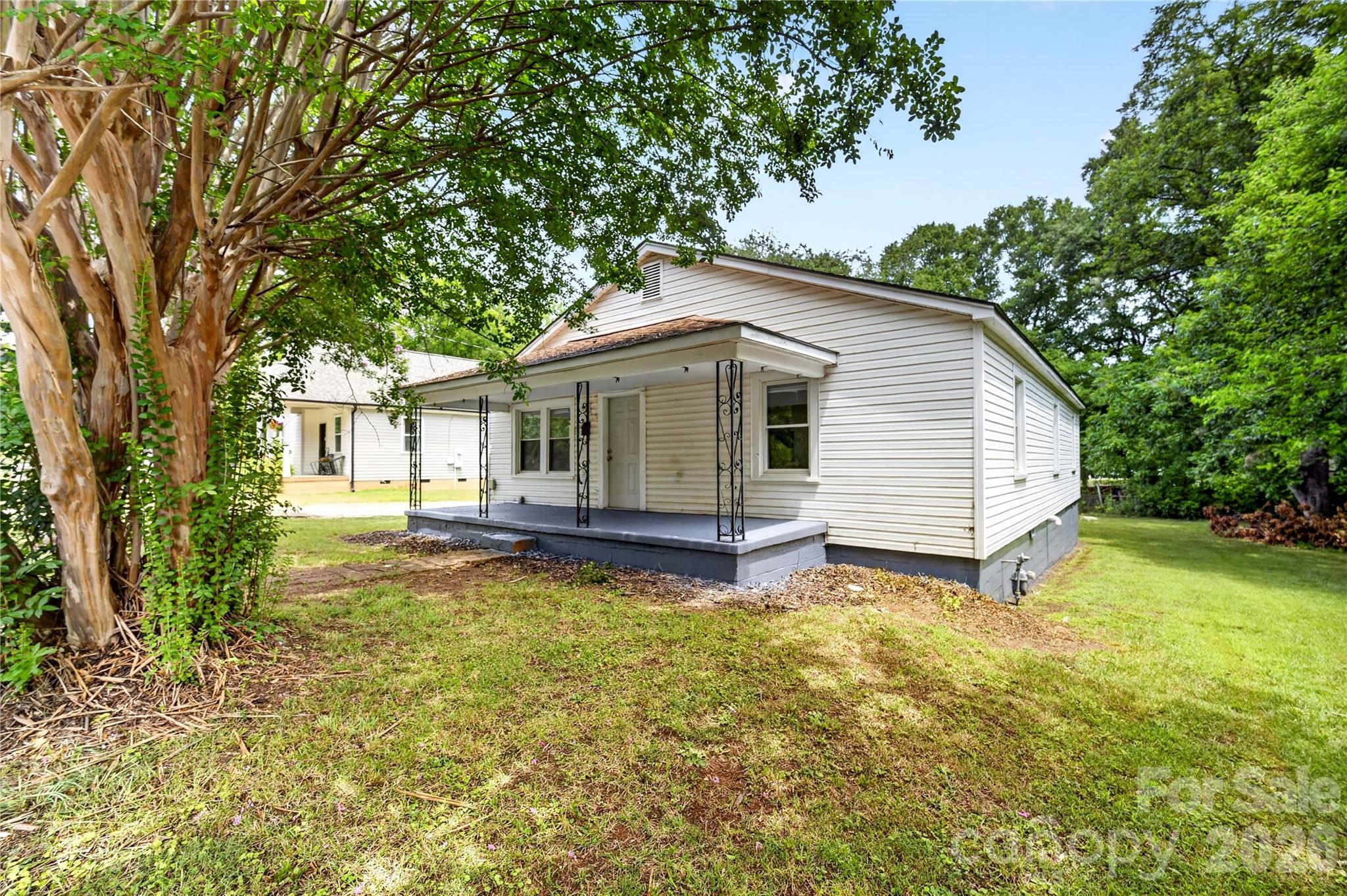 216 W Shannonhouse Street — Shelby