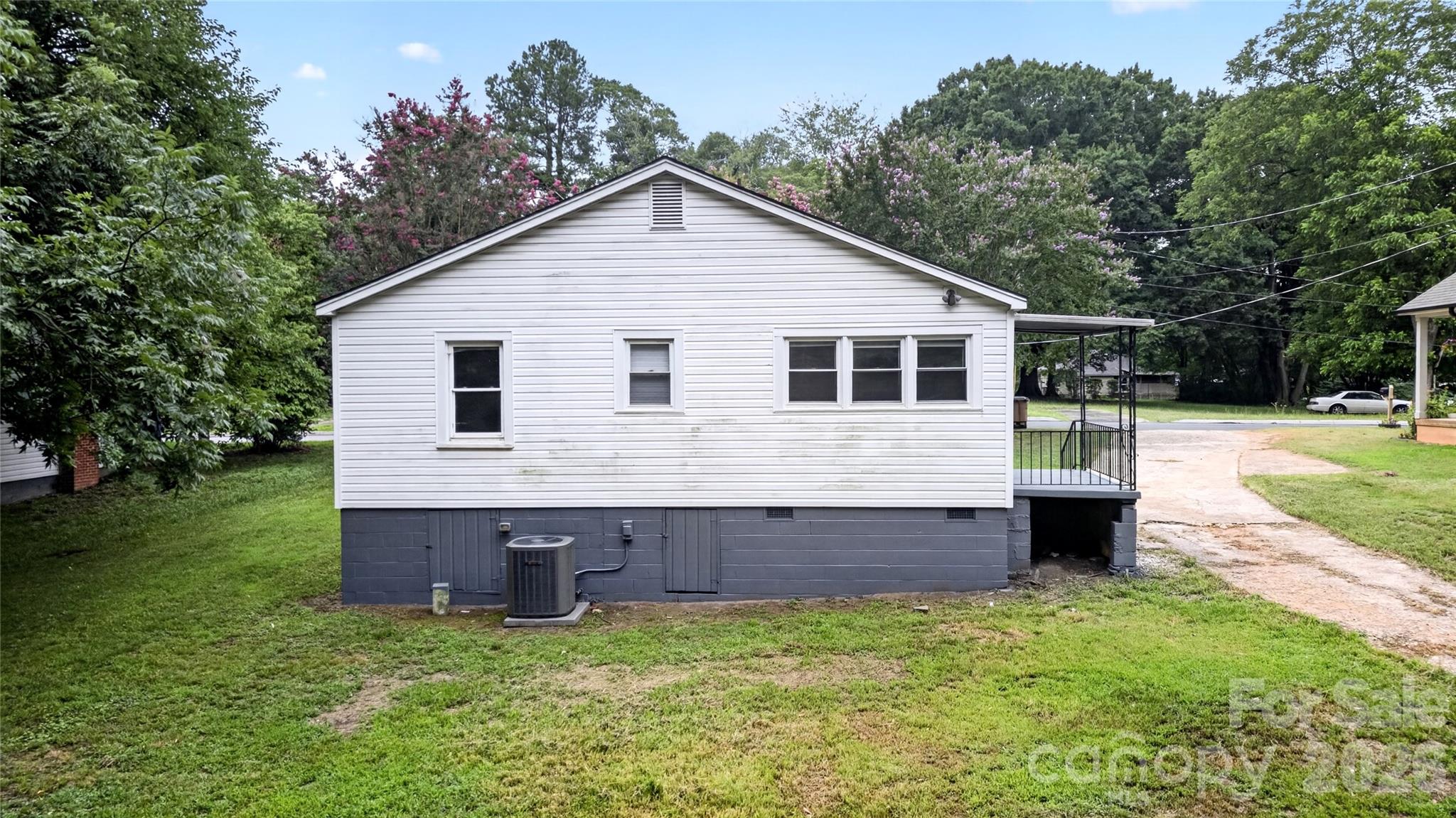 216 W Shannonhouse Street — Shelby