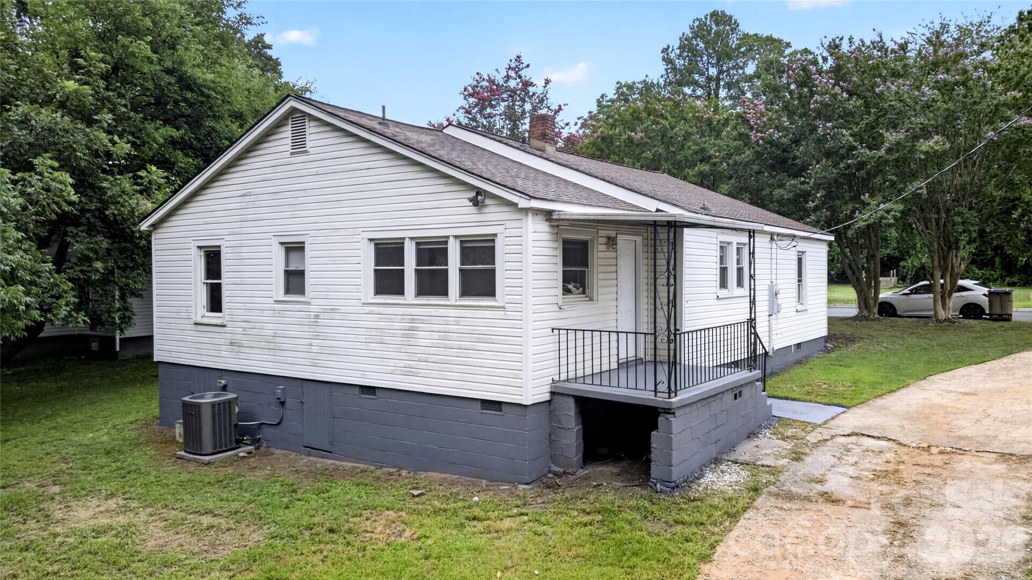 216 W Shannonhouse Street — Shelby