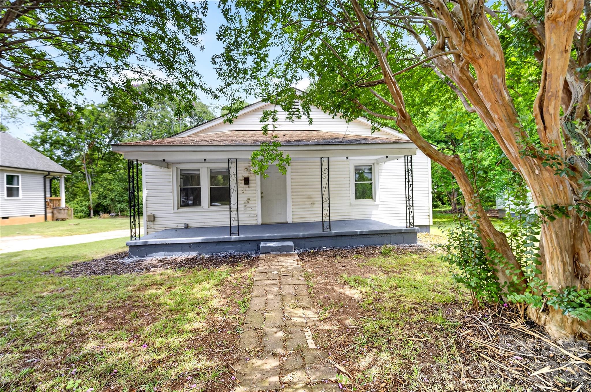216 W Shannonhouse Street — Shelby