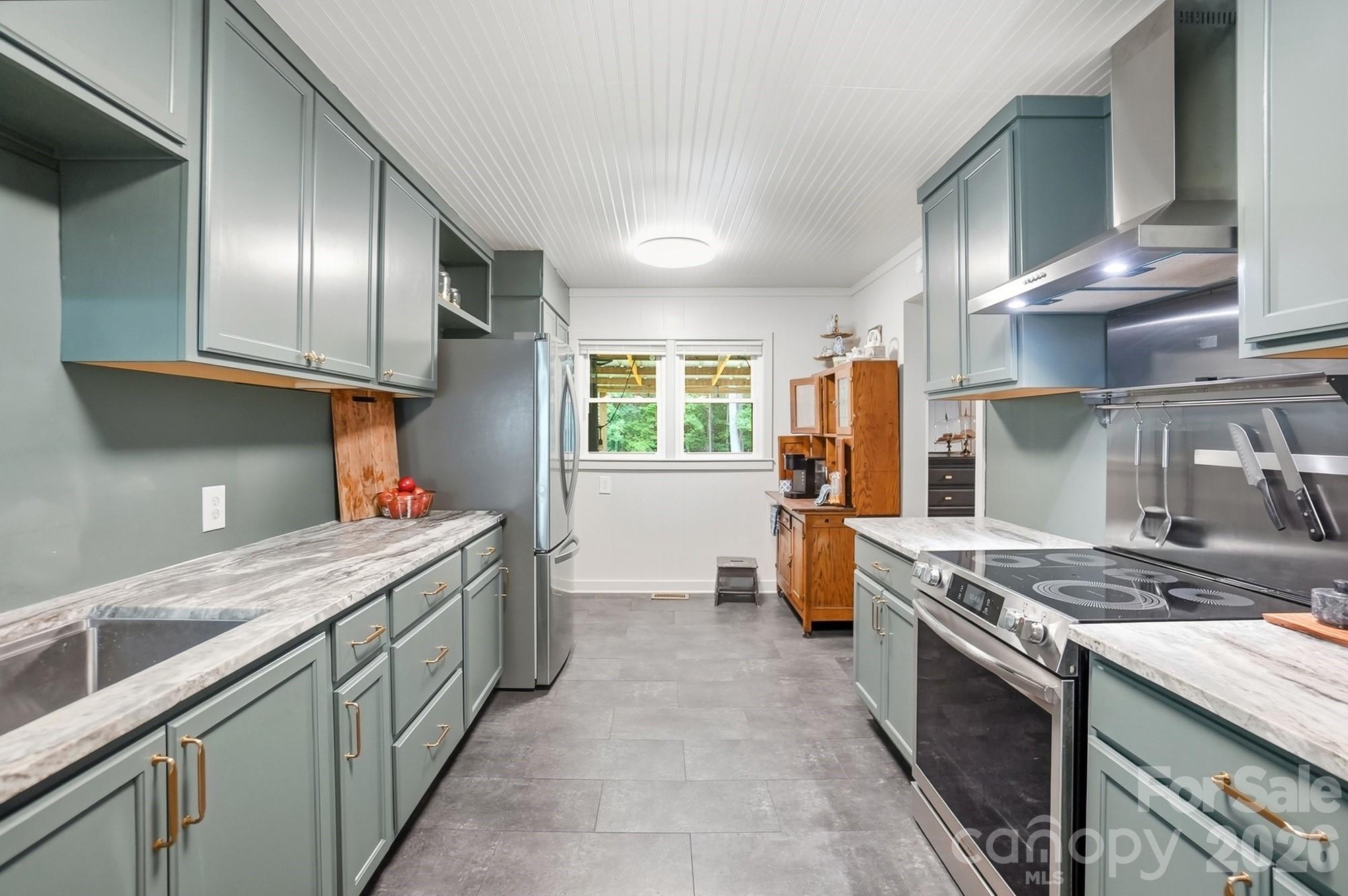1021 Wedgewood Road — Lancaster