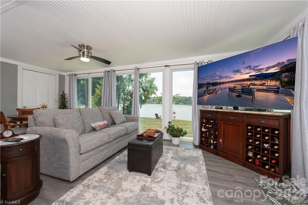 2113 Warf Road — Lexington