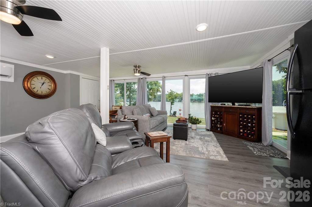 2113 Warf Road — Lexington