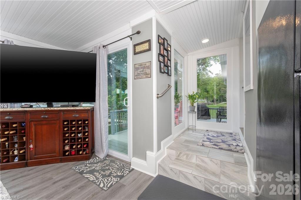 2113 Warf Road — Lexington