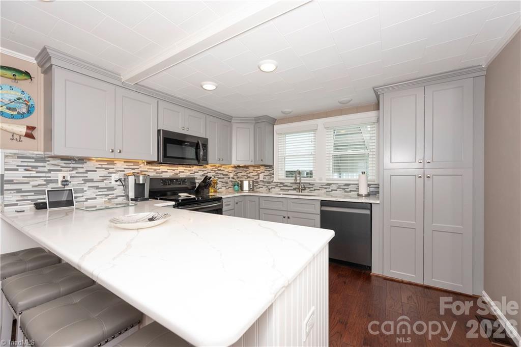 2113 Warf Road — Lexington