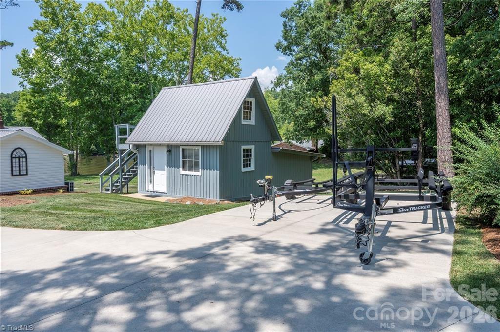 2113 Warf Road — Lexington