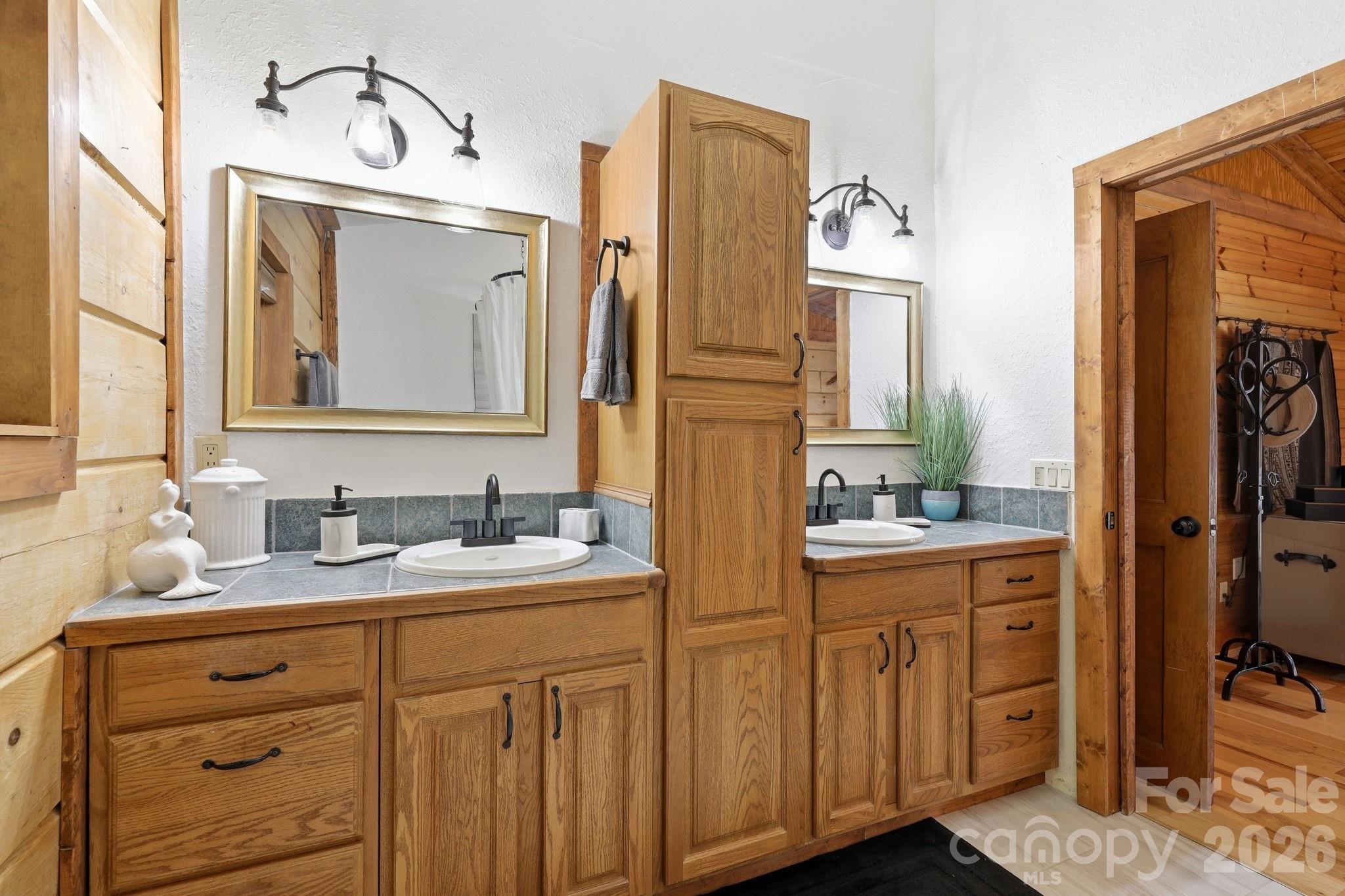 619 Leisure Lane — Burnsville