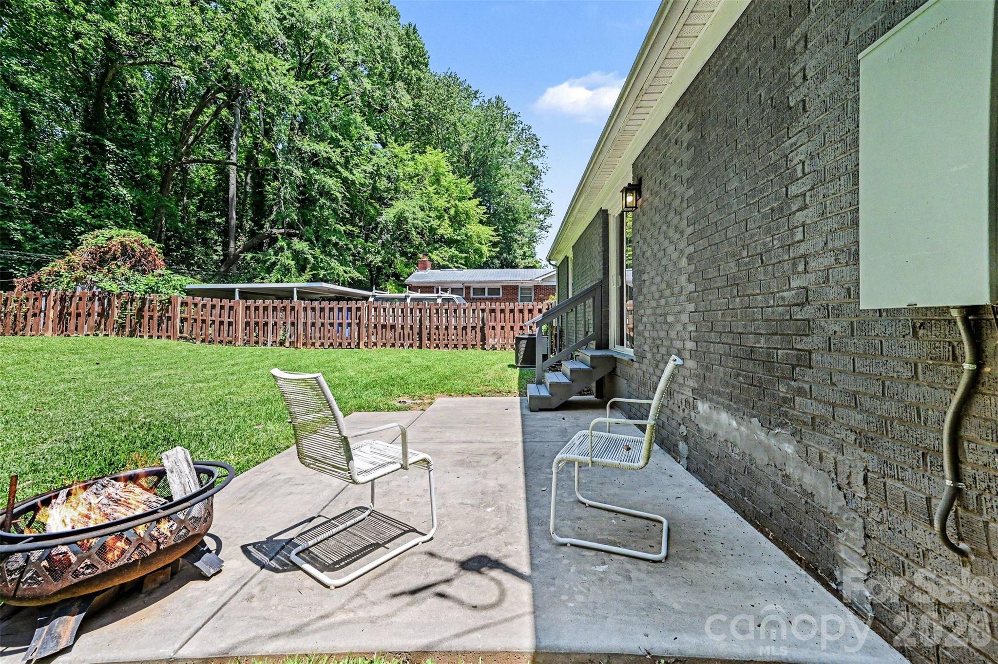 1027 Dresden Drive W — Charlotte