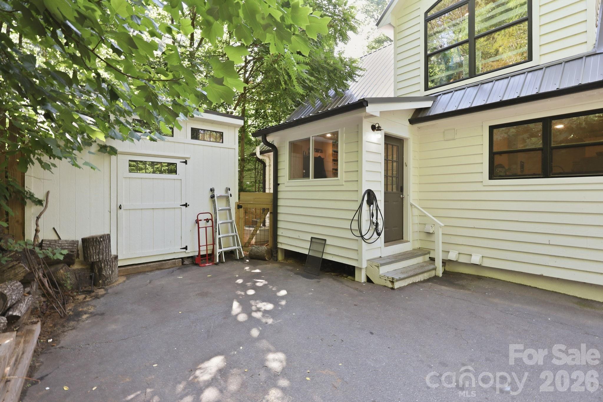 2 Coneflower Court — Black Mountain