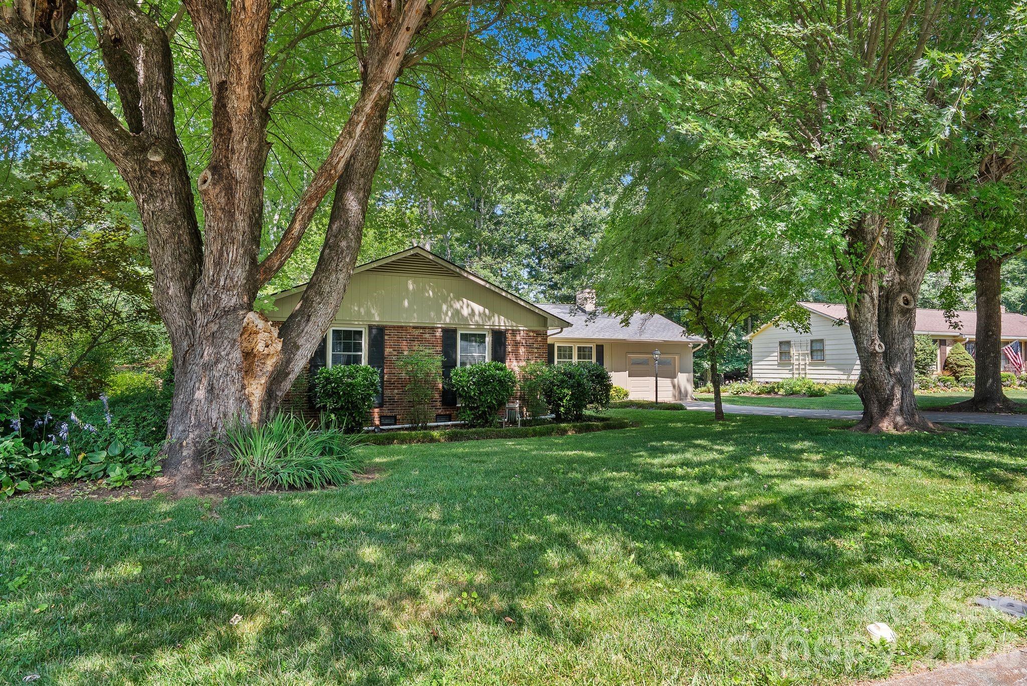 138 Castlerock Drive — Asheville